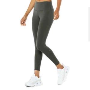 7/8 High-Waist Airbrush Legging
Color: Dark Olive
Size: XS